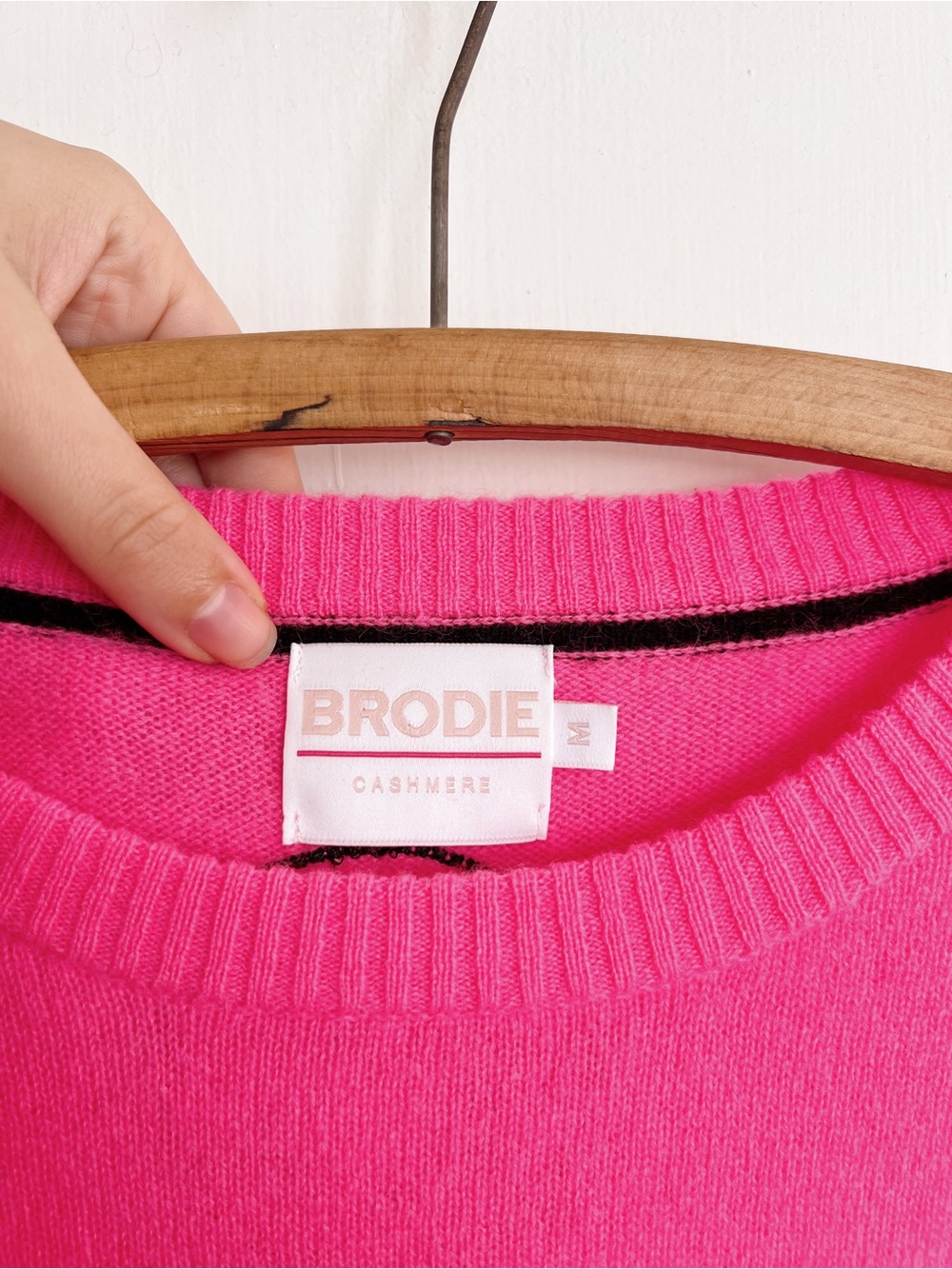Brodie Cashmere • Smiley Stitch Crew Neck Sweater neon pink oversized pullover - Picture 4 of 10